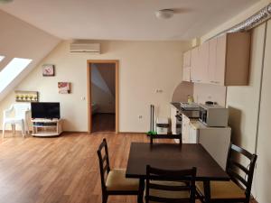 O bucătărie sau chicinetă la Oasis Beach Apartments Kamchia