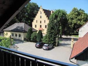een huis met twee auto's geparkeerd op een parkeerplaats bij #7 Ferienhaus mit Schlossblick Trunkelsberg für max 6 Personen,Küche komplett eingerichtet, 2 Bäder 3 Schlafzimmer Top-Ausstattung in Trunkelsberg