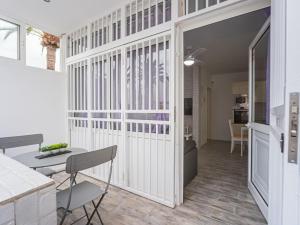 een kamer met een deur naar een keuken met een tafel en stoelen bij MARIPOSA en Frontera/Primavera in Costa Del Silencio