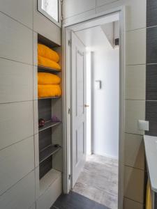 eine Tür, die in ein Bad mit Handtüchern führt in der Unterkunft MARIPOSA en Frontera/Primavera in Costa Del Silencio