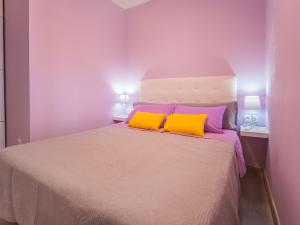 sypialnia z dużym łóżkiem z 2 żółtymi poduszkami w obiekcie MARIPOSA en Frontera/Primavera w mieście Costa Del Silencio