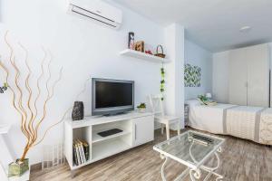 Televízia a/alebo spoločenská miestnosť v ubytovaní A&N Buenavista 2, Primera línea de playa Torre del Mar