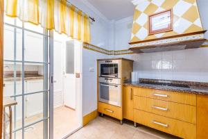 kuchnia z kuchenką górny piekarnik obok okna w obiekcie A&N Casa del Sol w mieście Torre del Mar