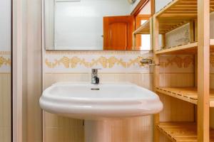 łazienka z białą umywalką i lustrem w obiekcie A&N Casa del Sol w mieście Torre del Mar +37 zdjęć