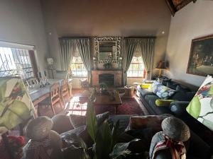 ein Wohnzimmer mit einem Sofa und einem Tisch in der Unterkunft A State of Grace in Clanwilliam