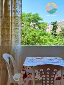 un tavolo e due sedie davanti a una finestra di Oued Laou Noor - Sunborn Holidays a Oued Laou