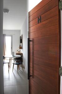 una puerta de madera en una habitación con mesa en Departamento ALCLA I en Corrientes