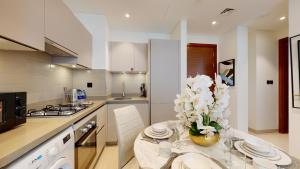 Kuchyň nebo kuchyňský kout v ubytování Primestay - Creek Vista Reserve B 1BR, Al Meydan