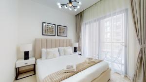 Postel nebo postele na pokoji v ubytování Primestay - Creek Vista Reserve B 1BR, Al Meydan