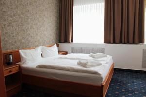 Postel nebo postele na pokoji v ubytování Hotel Sächsisches Haus