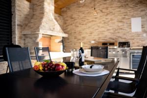Rebići的住宿－Villa Istra Relax Smaragd，厨房里的桌子上放着一碗水果