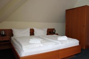 Postel nebo postele na pokoji v ubytování Hotel Sächsisches Haus + 18 fotografií