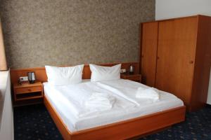 Postel nebo postele na pokoji v ubytování Hotel Sächsisches Haus