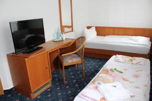 Postel nebo postele na pokoji v ubytování Hotel Sächsisches Haus