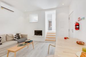 uma sala de estar branca com um sofá e uma mesa em Alcantara Charm 3BR Apartments em Lisboa