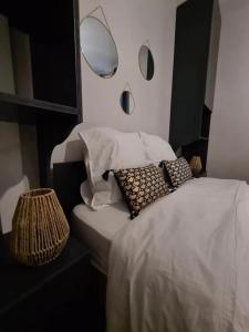 1 dormitorio con 1 cama con espejo en la pared en MAISON AMPERE, en Limoges