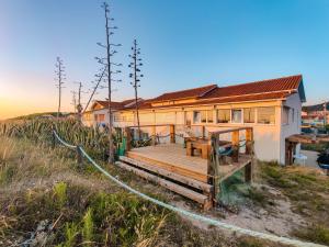una casa en la playa con terraza de madera en Pé Na Duna - beachfront apartment, en Viana do Castelo