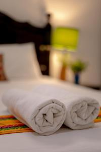 ręcznik na łóżku w pokoju w obiekcie Casa Makech w mieście Valladolid