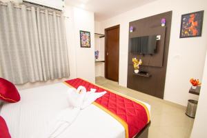 Un dormitorio con una cama con un cisne. en Octave Hotel JM Residency, en Bangalore