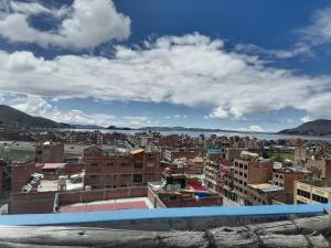 vistas a la ciudad desde el techo de un edificio en Apartamento sombras del titicaca, en Puno