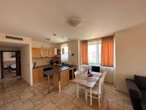 eine Küche und ein Wohnzimmer mit einem Tisch und Stühlen in der Unterkunft Nana apartment in Kaliakria resort in Topola