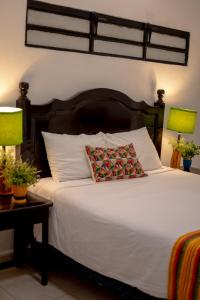sypialnia z dużym białym łóżkiem z 2 lampami w obiekcie Casa Makech w mieście Valladolid
