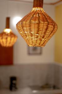 una lámpara de mimbre colgada sobre una encimera de cocina en Casa Makech, en Valladolid