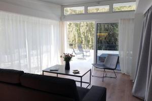 uma sala de estar com um sofá e uma mesa em The World is Beautiful - Cozy Rooftop in Kolonaki! em Atenas