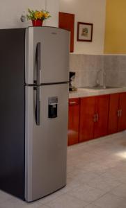 um frigorífico no meio de uma cozinha em Casa Makech em Valladolid