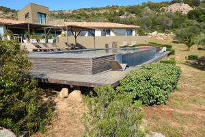 ein Haus mit einem Pool im Hof in der Unterkunft Chambres d'Hôtes Bianca Casa in Porto-Vecchio