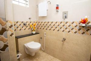 y baño con aseo, lavabo y ducha. en Octave Hotel JM Residency, en Bangalore