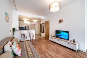 TV a/nebo společenská místnost v ubytování Onix Blue Seabreeze Cozy Appartment