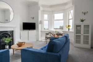 TV a/nebo společenská místnost v ubytování Flat 2, 10 Seafield Road