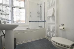 Koupelna v ubytování Flat 2, 10 Seafield Road + 17 fotografií