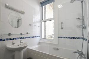Koupelna v ubytování Flat 2, 10 Seafield Road