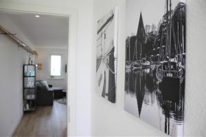un pasillo con fotos en la pared de una habitación en Pier 35, en Kirchdorf