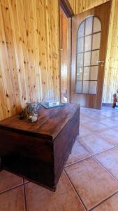 un banco de madera en una habitación con una pared de madera en Rifugio SHIVA, en Petralia Soprana