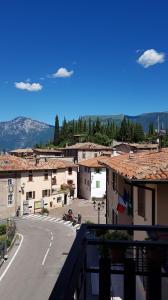 einen Blick vom Balkon einer Stadt mit einer Straße in der Unterkunft Casa Liver Pieve in Tremosine sul Garda
