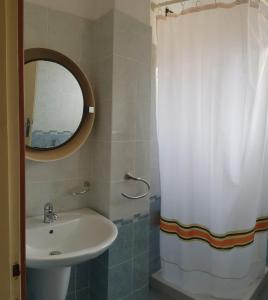ein Bad mit einem Waschbecken und einem Spiegel in der Unterkunft Casa Liver Pieve in Tremosine sul Garda