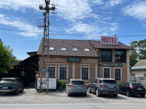 Temerin的住宿－TEPIĆ Garni Hotel，门前有车辆停放的酒店
