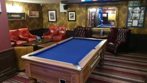 um bar com uma mesa de bilhar num quarto em The Grapes Pub em Southampton