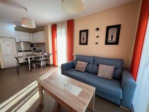 sala de estar con sofá azul y mesa en Apartamento Mirando al Mar, en Canet de Berenguer