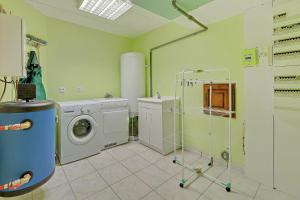 lavadero con lavadora y lavadora en Gite Baie Du Mont Saint Michel en Saint-James