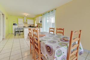 - une salle à manger et une cuisine avec une table et des chaises dans l'établissement Gite Baie Du Mont Saint Michel, à Saint-James