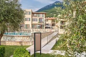 ブレンゾーネにあるJune Stay Lake Gardaのスイミングプールと建物のあるリゾート