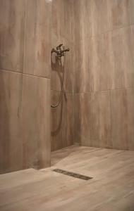 prysznic z głowicą prysznicową na ścianie w obiekcie Crossroads w Salonikach