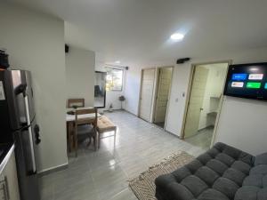 ein Wohnzimmer mit einem Sofa und einem Tisch in der Unterkunft Apartamento familiar en itagui in Itagüí
