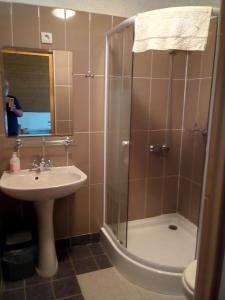 A bathroom at F 106 Vendégház Még 26 kép