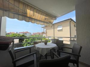 balcone con tavolo, sedie e vista di Apartments Maria a Umag (Umago)