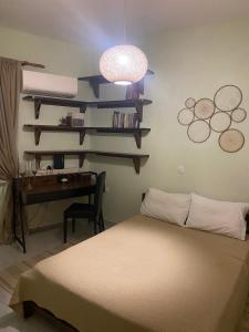 - une chambre avec un lit et un bureau dans l'établissement Liberty porosview apartement, à Galatas